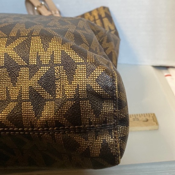 Michael Kors XL Tote 13” tall 14” wide 9” drop 4” wide on side Preowned EPC - Picture 6 of 13